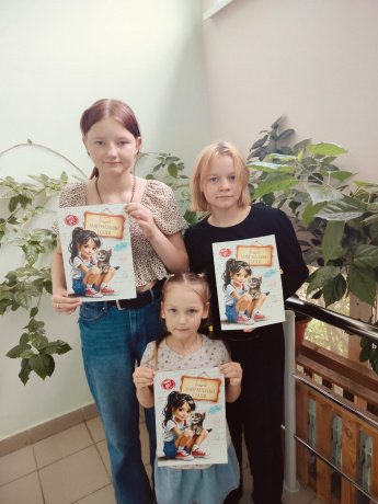Выставка рисунков «Ушки на макушке»